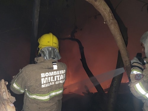 Corpo de Bombeiros combate incêndio em vegetação