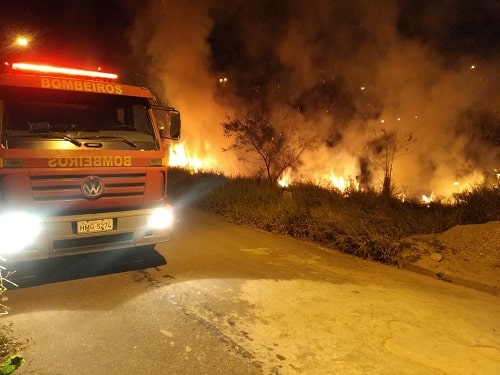 Bombeiros combatem incêndios em vegetações