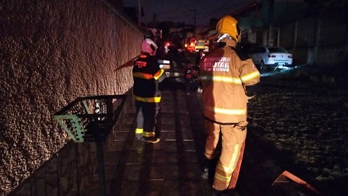 Fio de rede elétrica rompe e bombeiros combatem princípio de incêndio em carro