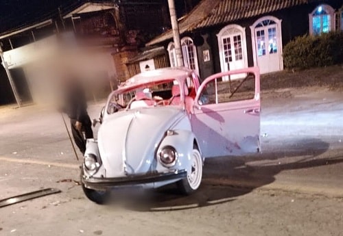 Acidente com Fusca deixa duas pessoas feridas
