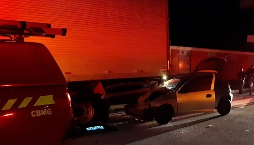 Acidente entre carro e caminhão deixa três pessoas feridas
