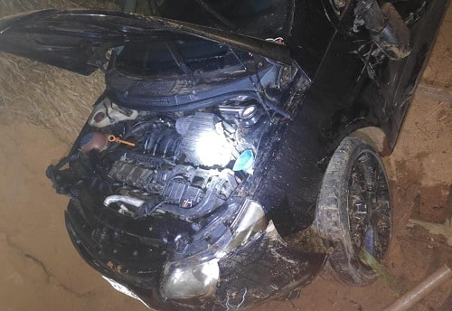 Carro capota, invade quintal de casa e tem princípio de incêndio