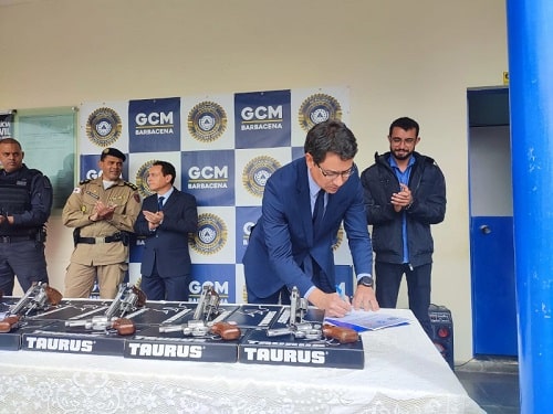 Polícia Civil realiza doação de armas para a Guarda Civil Municipal de Barbacena