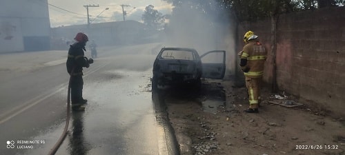 Carro sofre pane mecânica e pega fogo