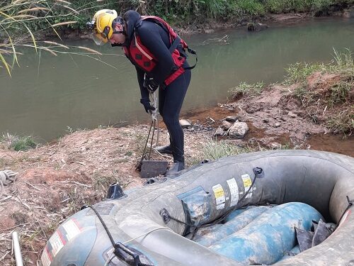 Bombeiros buscam por homem desaparecido. Suspeita é de que ele esteja em rio