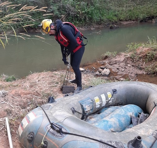 Bombeiros buscam por homem desaparecido. Suspeita é de que ele esteja em rio