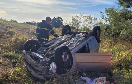 Carro capota, cai em ribanceira e mulher morre em acidente