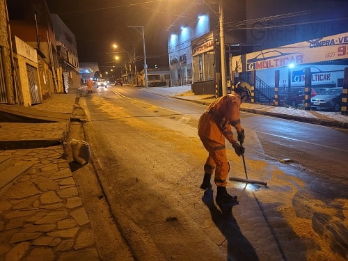 Veículo deixa vazar óleo e pista fica escorregadia