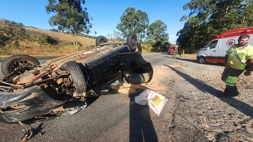 Carro bate em caminhão e capota na BR-040