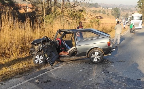 Motorista fica preso nas ferragens de carro após batida