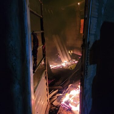 Casa abandonada pega fogo em Barbacena