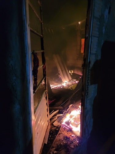 Casa abandonada pega fogo em Barbacena