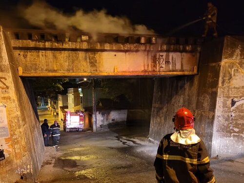 Dormente de linha férrea pega fogo