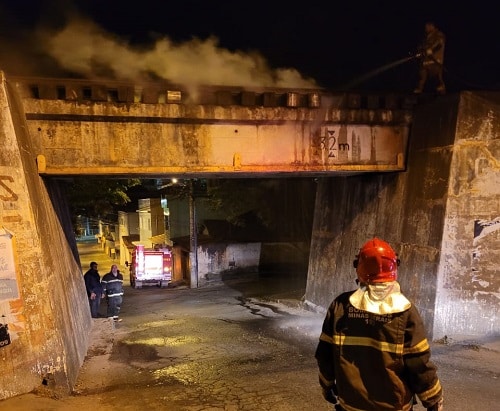 Dormente de linha férrea pega fogo