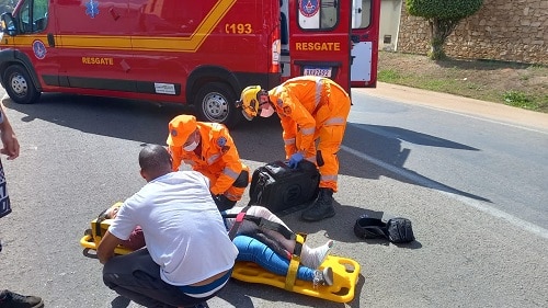 Carro e moto batem e motociclista fica ferida