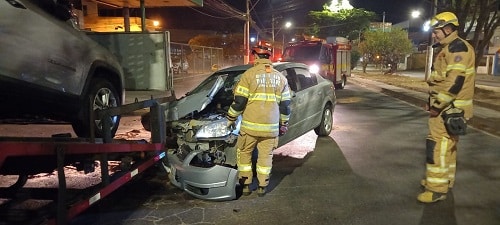Homem fica preso em carro após acidente com carreta