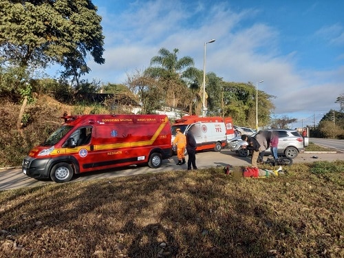 Acidente entre carro e moto deixa duas pessoas feridas