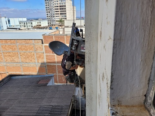 Equipamento sofre pane e pintor fica preso a 15 metros de altura