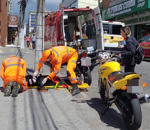 Mulher fica ferida em acidente entre motocicleta e van escolar