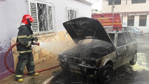 Carro pega fogo no centro de São João del-Rei
