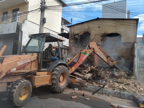 Bombeiros combatem incêndio em residência abandonada