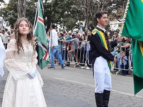 Desfile do Dia da Independência atrai público para a avenida em Lafaiete