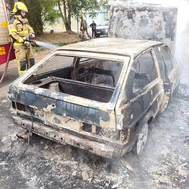 Carro pega fogo em Ouro Branco
