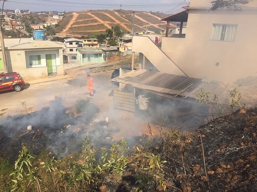 Incêndio em terreno é debelado pelos bombeiros