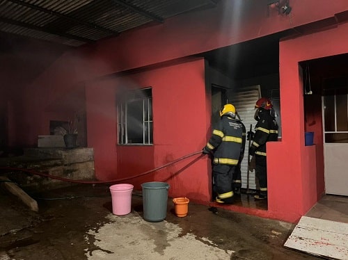 Kitnet de conjunto habitacional pega fogo em Barbacena