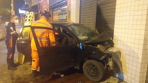 Carro bate contra parede e três pessoas ficam feridas