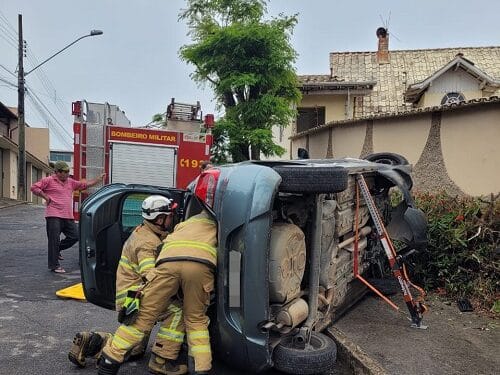 Condutora perde controle de direção e veículo capota