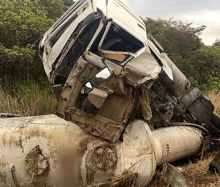 Carreta capota, sai da pista e motorista fica preso nas ferragens