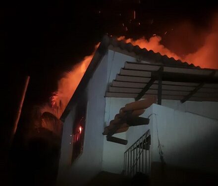 Casa pega fogo em São João del-Rei