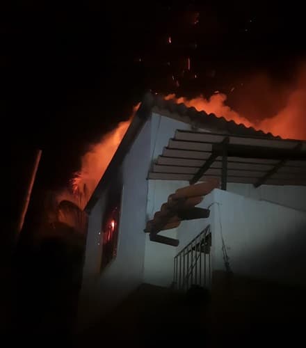 Casa pega fogo em São João del-Rei
