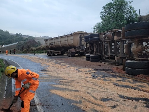 Carreta tomba na MGC-383 espalhando óleo pela pista