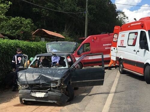 Carros batem e uma pessoa fica ferida
