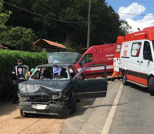 Carros batem e uma pessoa fica ferida