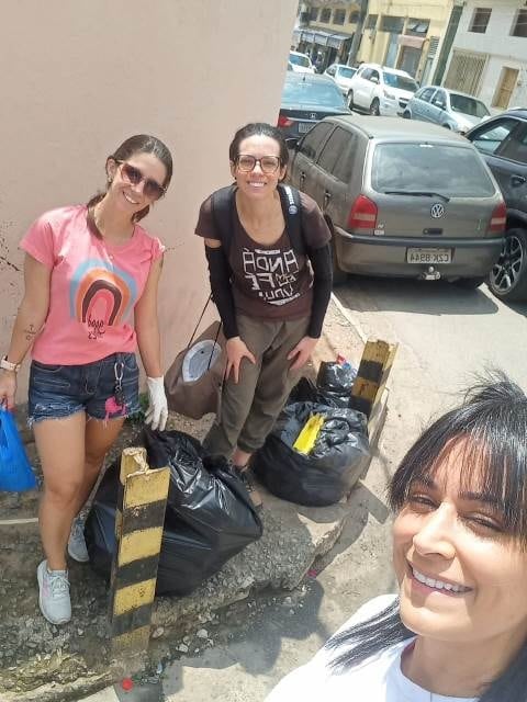 Adolescentes são apreendidos e jovem é presa suspeitos de tráfico de drogas