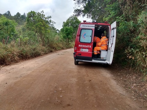 Homem cai de moto e fica ferido