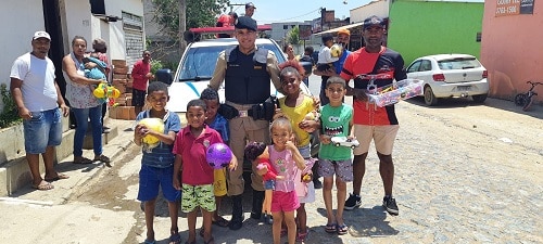 Ação social entre PM e grupo “Bicicreteros” distribui bombons e brinquedos no Dia das Crianças