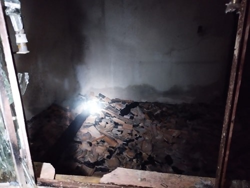 Casa pega fogo em São Brás do Suaçuí. Vizinhos suspeitam de crime