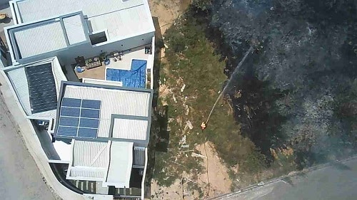 Vegetação pega fogo e ameaça casas próximas