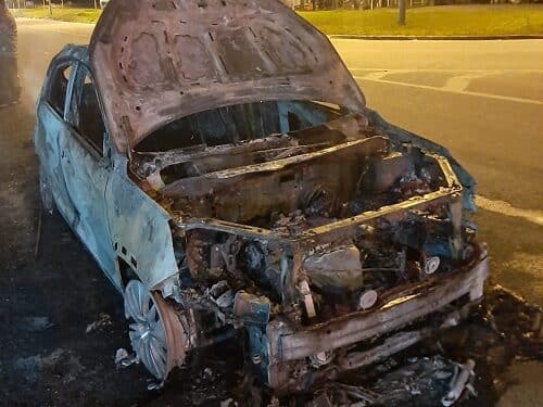 Carro é consumido por fogo