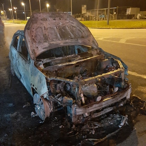 Carro é consumido por fogo