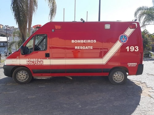 Bombeiros resgatam criança vitima de obstrução de vias aéreas.
