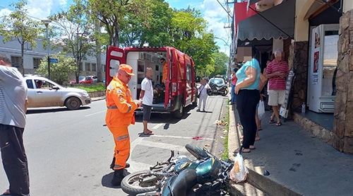 Carro e moto batem e motociclista fica ferida