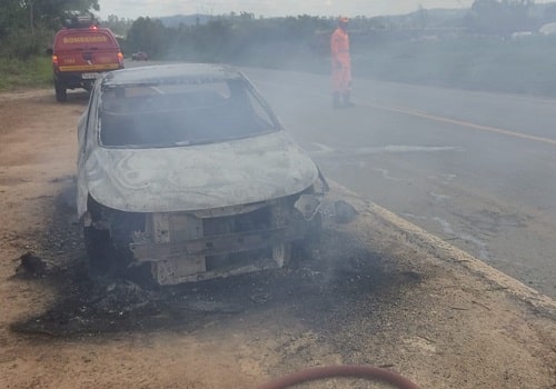 Carro pega fogo em Resende Costa