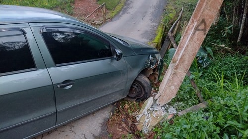 Carro bate em poste, fios se rompem, caem sobre árvore e provocam princípio de incêndio