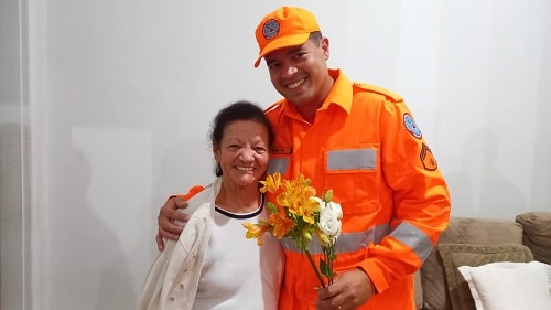 Um ano após salvar idosa em incêndio, bombeiro reencontra vítima em São João del-Rei