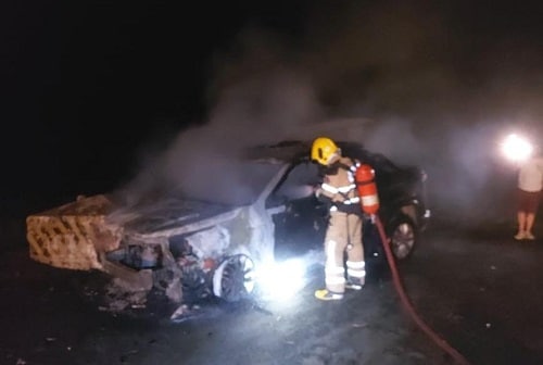 Carro bate em pedra e pega fogo